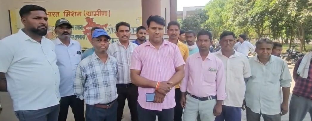 KASGANJ NEWS वेतन न मिलने से नाराज सफाई कर्मी 50 फुट ऊंची पानी की टंकी पर चढ़ा, सीडीओ के समझाने पर उतरा
