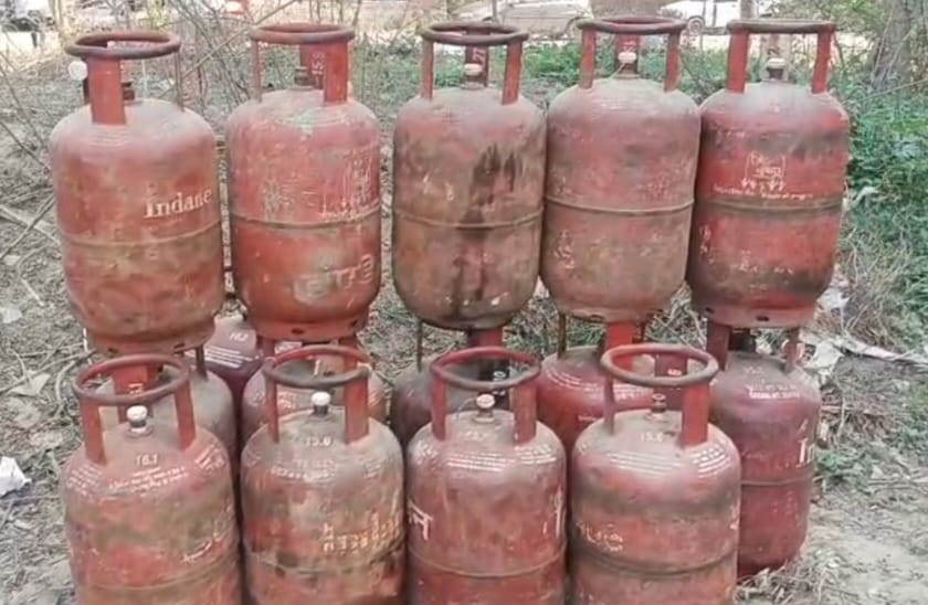 KASGANJ NEWS कासगंज में गैस की किल्लत के बीच गाड़ियों में धड़ल्ले से जल रही एलपीजी, कालाबाजारी के आरोप