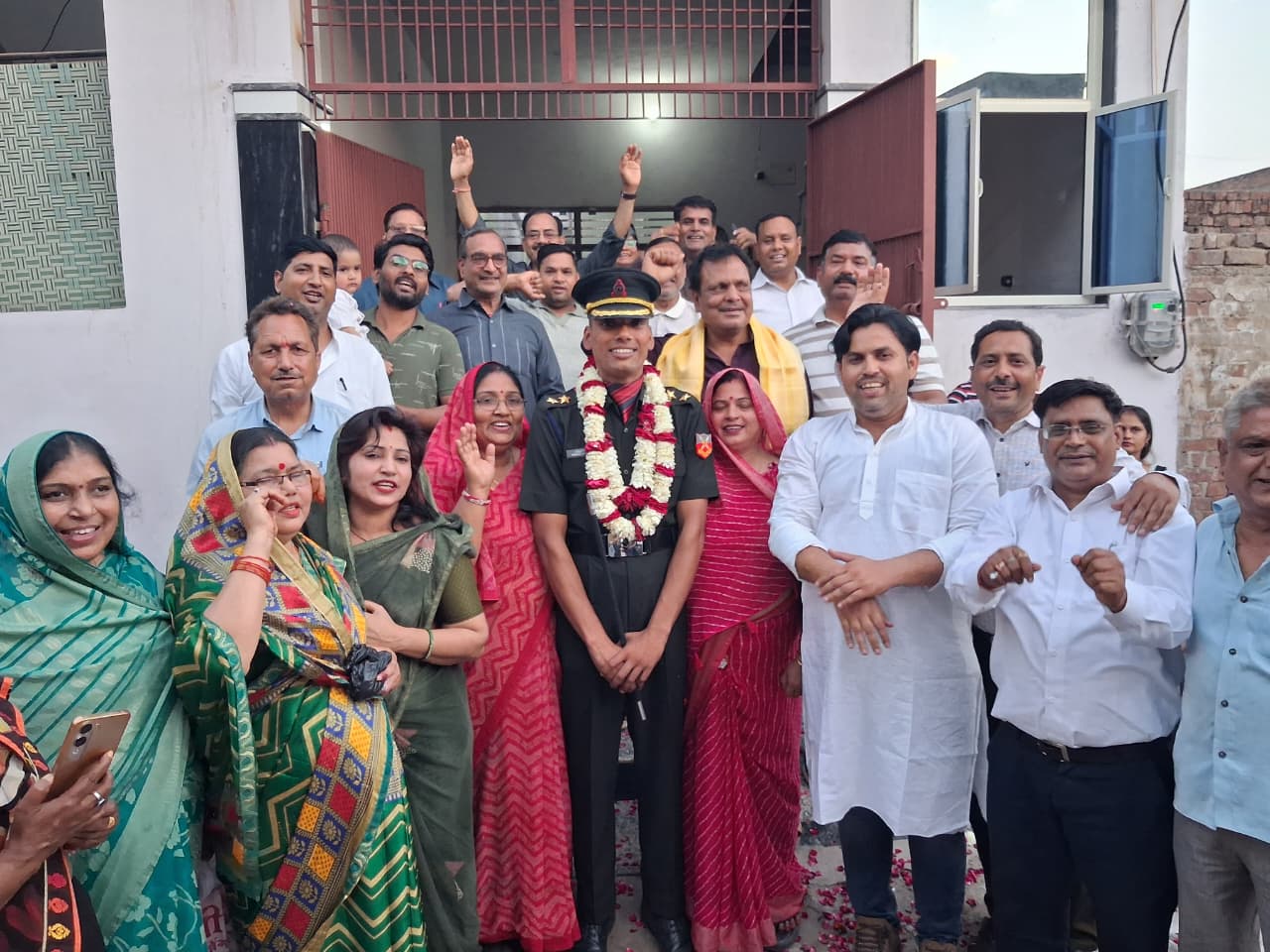Mathura News: किसान का बेटा बना लेफ्टिनेंट, घर पहुंचने पर भव्य स्वागत