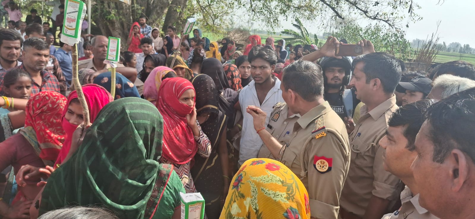 KASGANJ NEWS कासगंज के नगला थान में अवैध शराब के खिलाफ महिलाओं का हंगामा, बरेली-मथुरा हाईवे जाम