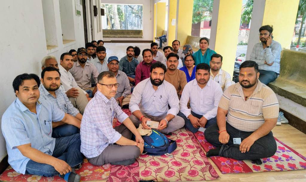 Bareilly news : मीरगंज में लेखपाल-अधिवक्ता विवाद : लेखपाल संघ ने किया धरना प्रदर्शन, जमकर की नारेवाजी