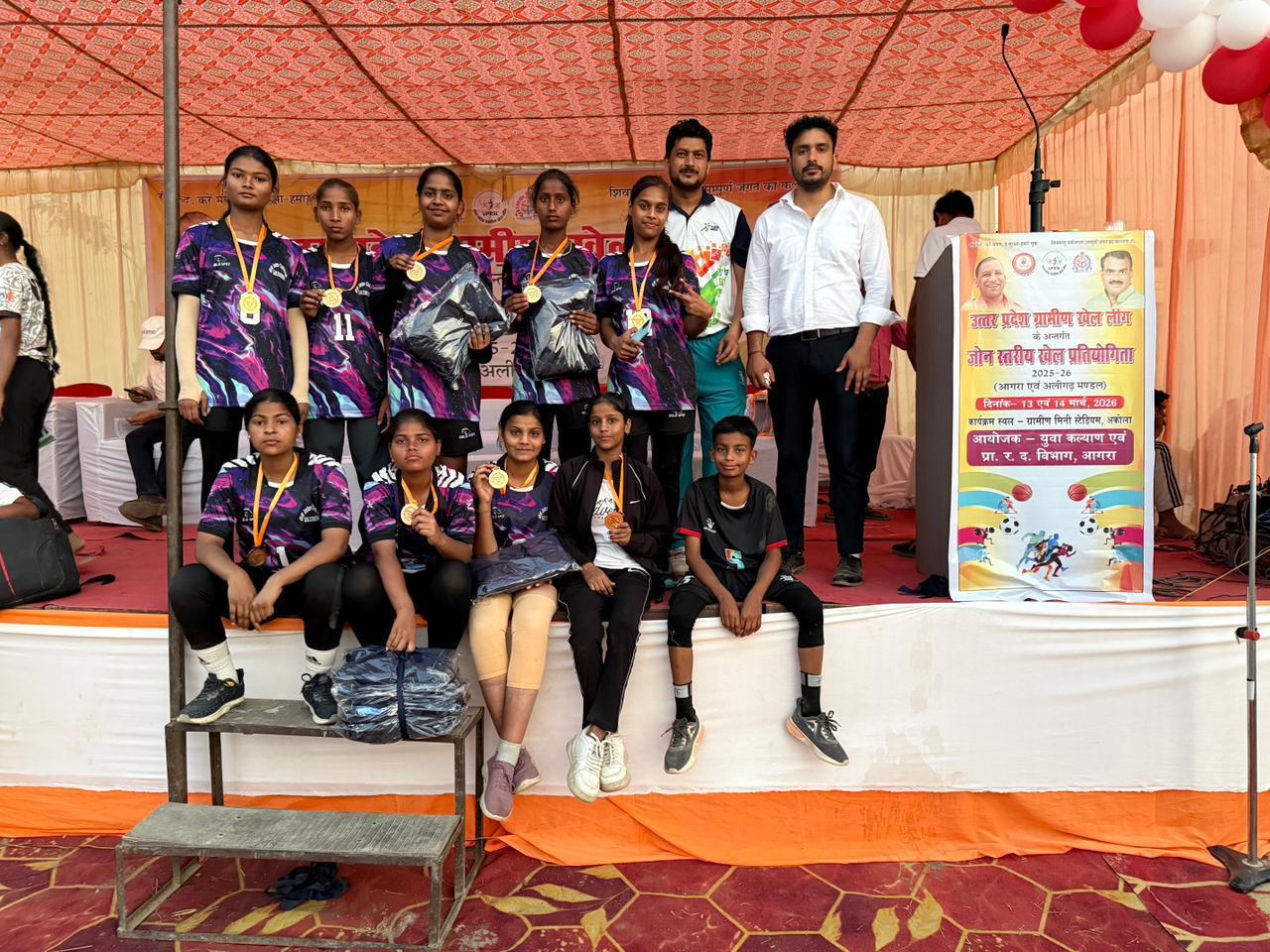 KASGANJ: 3 उत्तर प्रदेश ग्रामीण खेल लीग की सब जूनियर बालिका वर्ग वॉलीबॉल में क्यूएच इंटर कॉलेज की टीम बनी जोन चैंपियन 