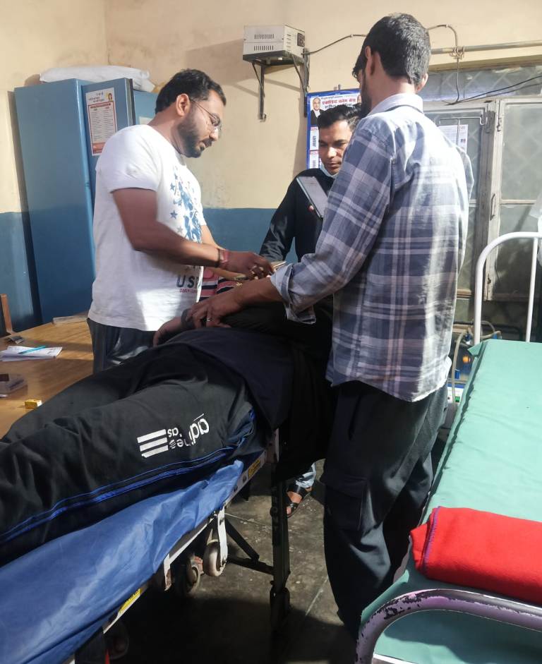 Bareilly News : नशीली सिगरेट पीते ही सड़क पर बेहोश हुआ कश्मीरी फल व्यापारी, हालत गंभीर