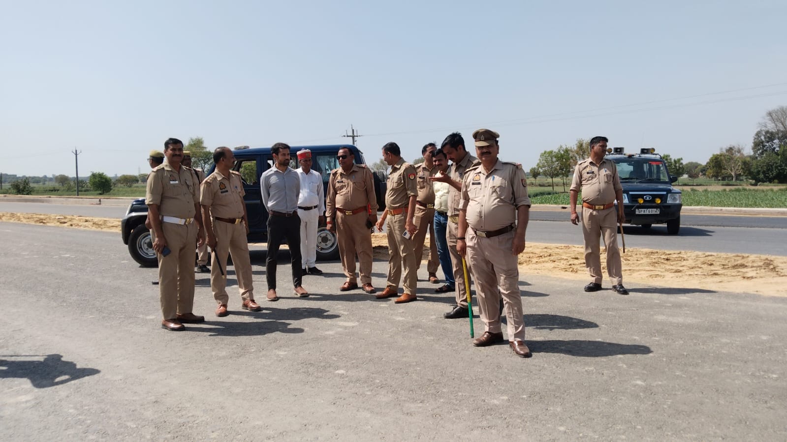 KASGANJ NEWS कासगंज–मथुरा बरेली हाईवे पर गैस से भरा कैप्सूल टैंकर पलटा, प्रशासन ने आवागमन बंद