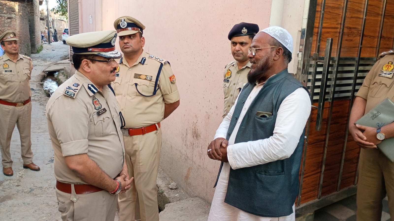 Bareilly News: भरी पंचायत में सास और साले की चाकू घोंपकर हत्या, पत्नी की हालत नाजुक