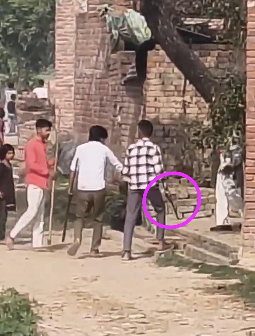 KASGANJ NEWS कासगंज में ट्रक चालक पर ईंट-पत्थर बरसाने और युवक द्वारा तमंचा तानने का वीडियो वायरल, क्षेत्र में मची चर्चा