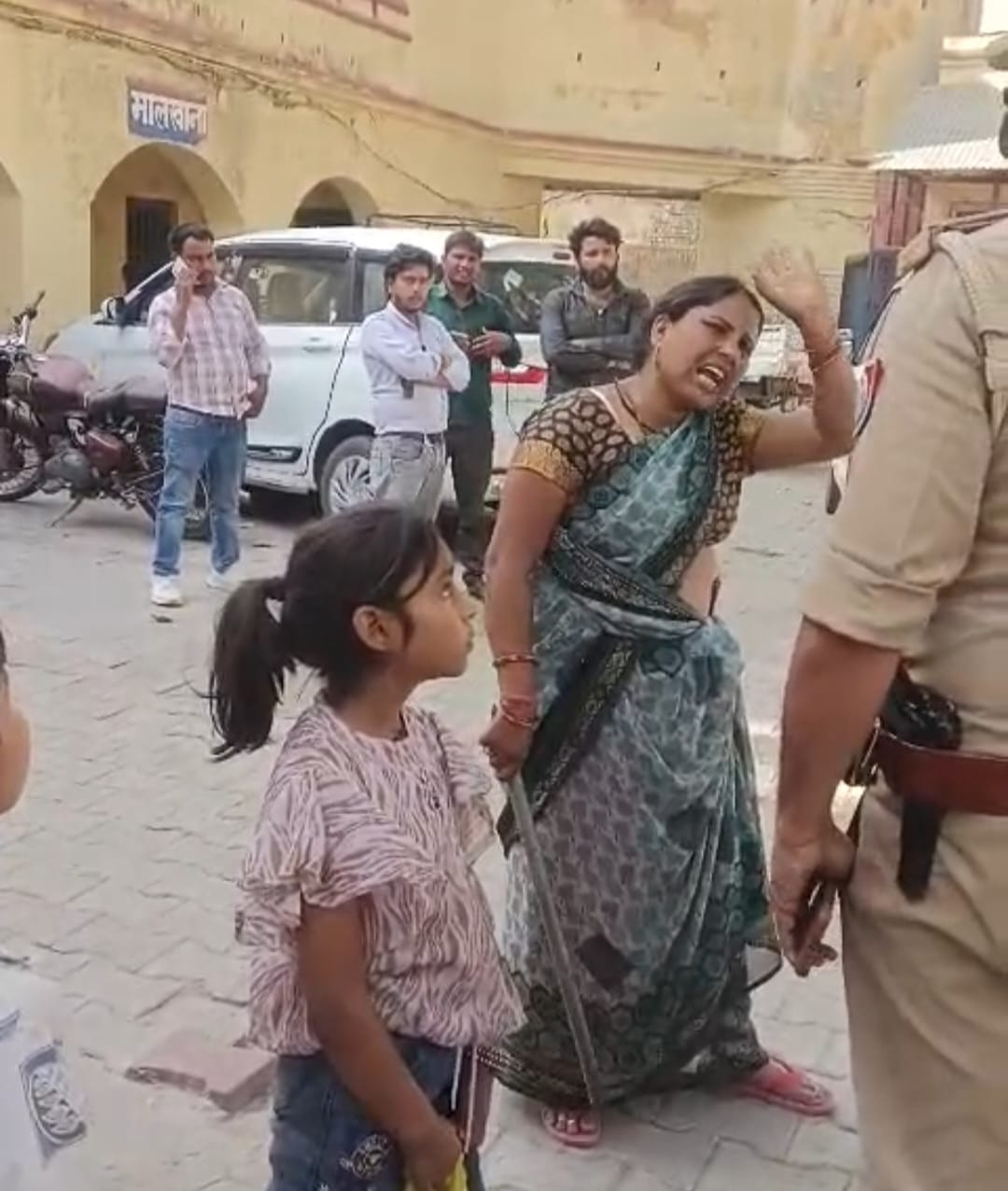 KASGANJ NEWS सोरों कोतवाली में महिला का हाईवोल्टेज ड्रामा, महिला कांस्टेबलों से मारपीट कर मचाया हंगामा