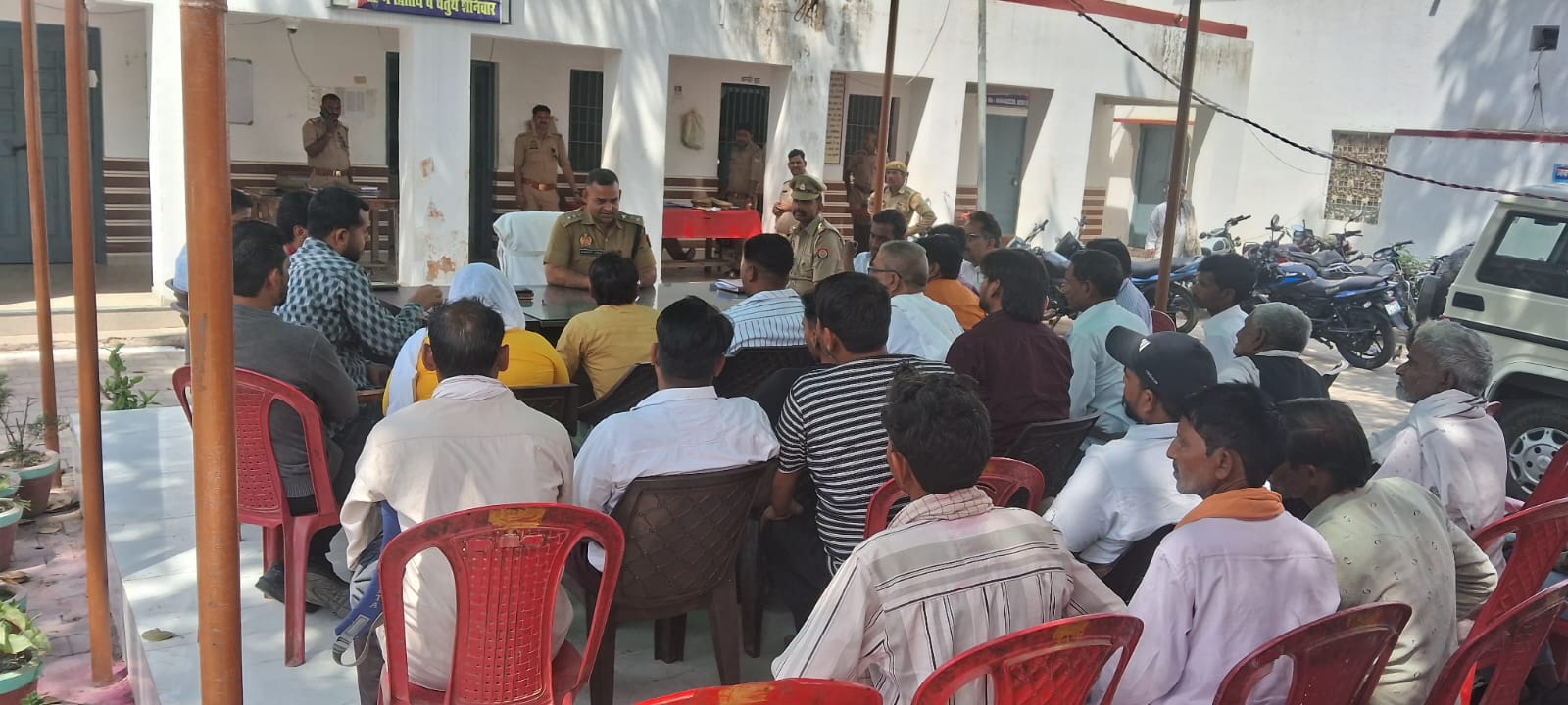 KASGANJ:कोतवाली गंजडुंडवारा में पीस कमेटी बैठक हुई आयोजित, सीओ संदीप वर्मा ने की अपील- शांति व भाईचारे से मनाएं त्योहार, बोले-गड़बड़ी करने वालों पर नही होगा रहम