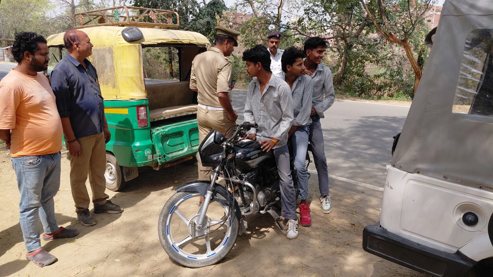 KASGANJ NEWS कासगंज में सघन वाहन चेकिंग अभियान, 124 चालान और 2 वाहन सीज,2,06,000 रुपये का ऑनलाइन शमन शुल्क