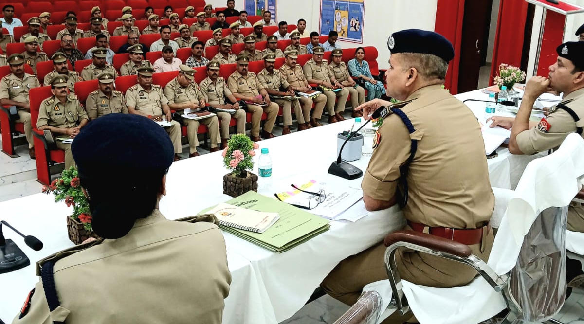 अपराध समीक्षा बैठक में कासगंज एसपी का सख्त संदेश-दुर्व्यवहार व लापरवाही पर नहीं होगी कोई रियायत