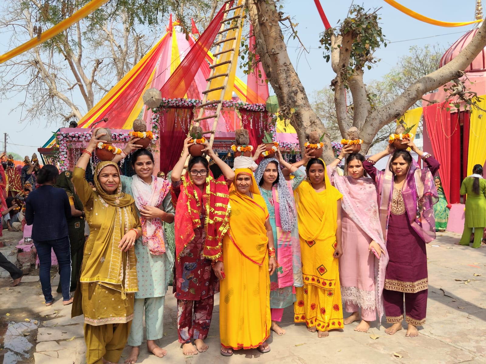 मथुरा न्यूज: 251 कलशों की शोभा यात्रा से गूंजा नरौली