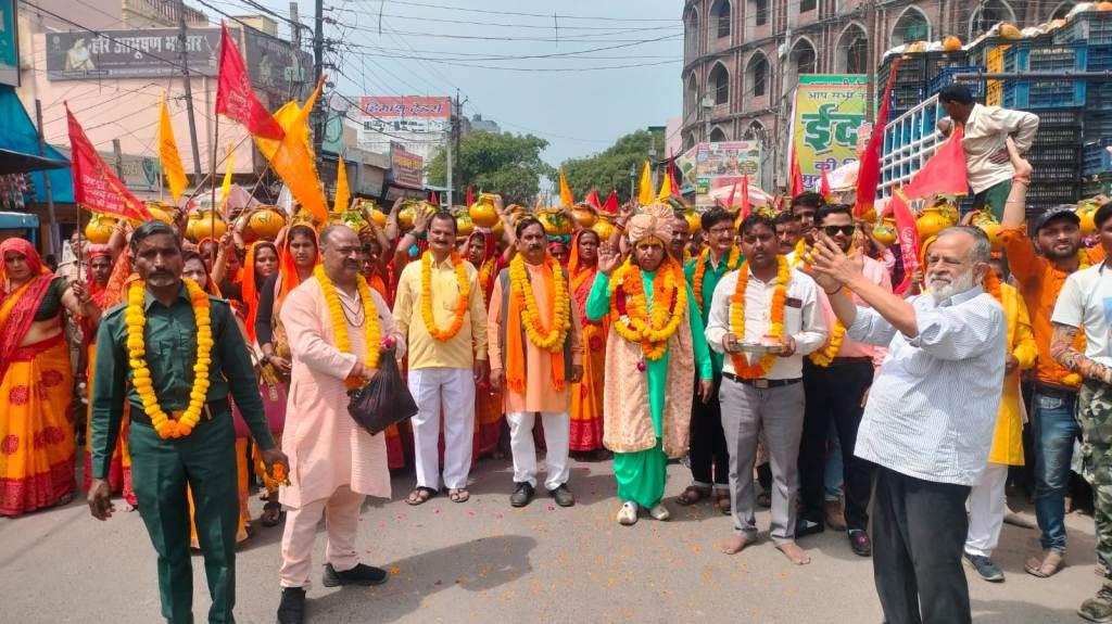 Bareilly News : आस्था की अद्भुत झलक: फतेहगंज पश्चिमी में निकली भव्य कलश यात्रा, श्रद्धालुओं पर हुई पुष्पवर्षा