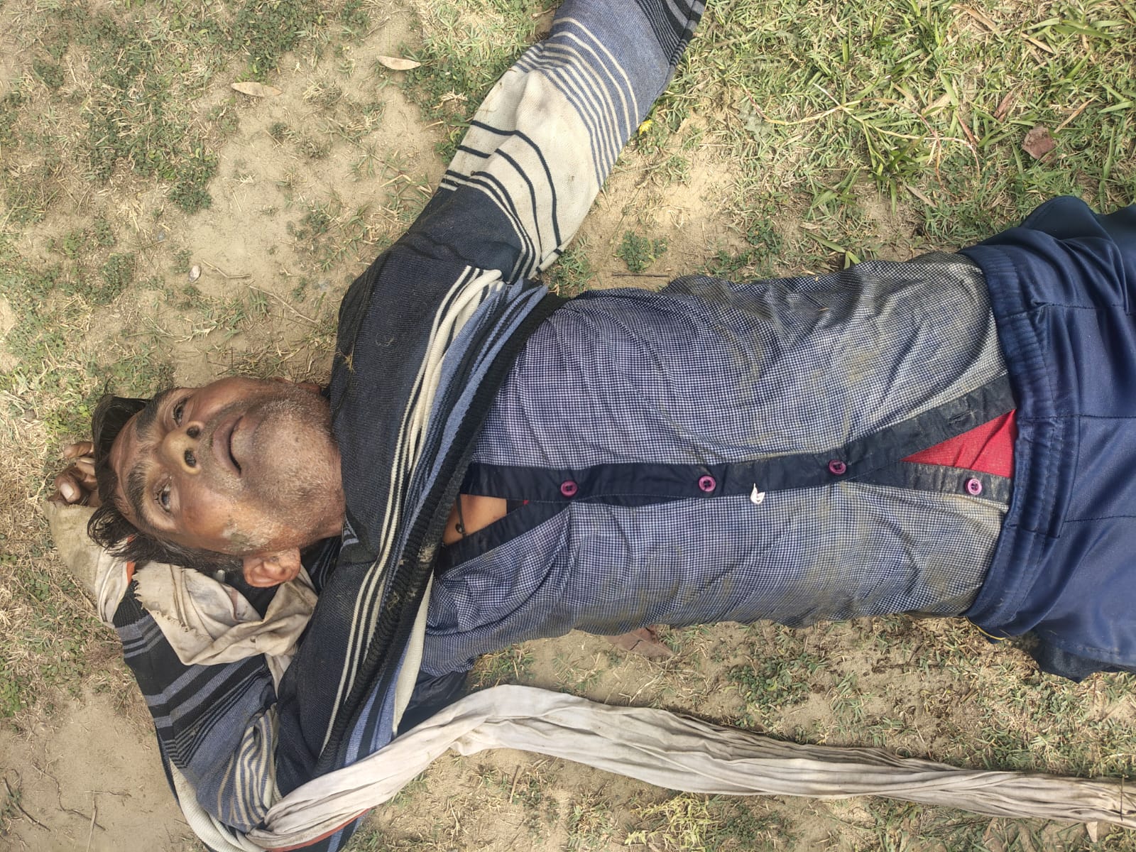 KASGANJ NEWS नगला दत्ता के पास चकरोड पर अज्ञात अधेड़ का शव मिलने से सनसनी, पहचान में जुटी पुलिस