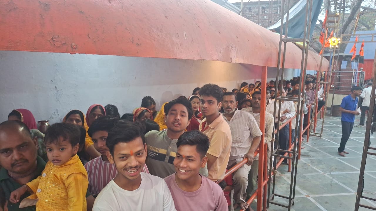 KASGANJ NEWS चैत्र नवरात्रि की शुरुआत पर तरौरा देवी मंदिर में उमड़ा आस्था का सैलाब, “जय माता दी” से गूंजा कासगंज