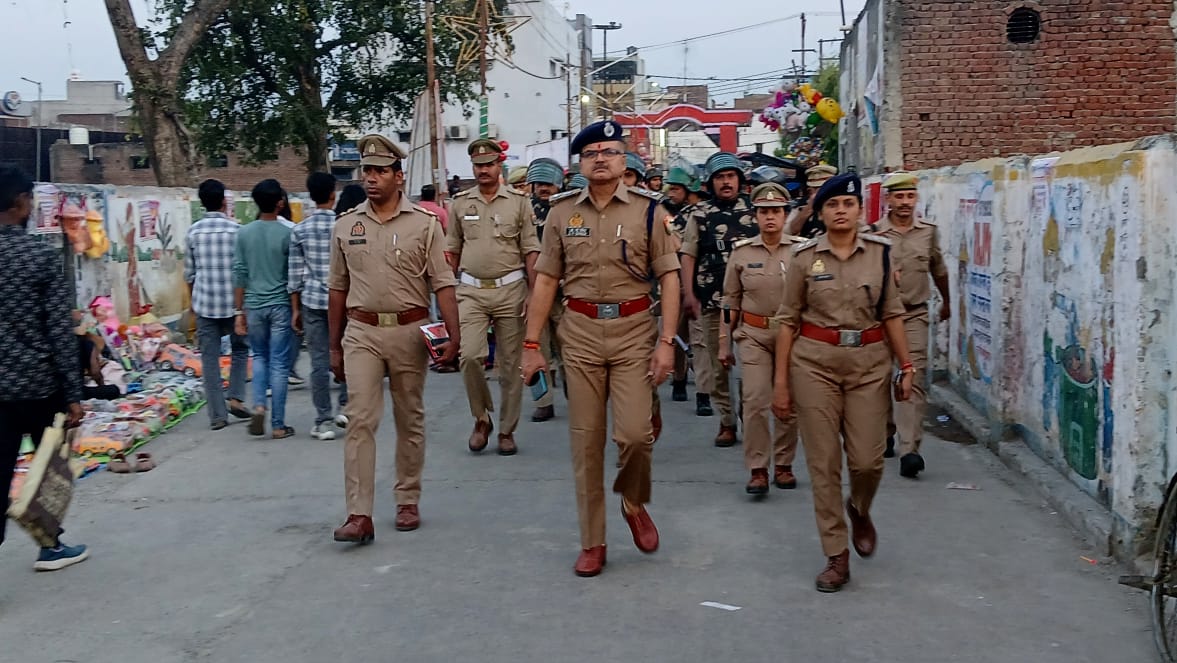 त्योहारों को लेकर पुलिस अलर्ट: कासगंज एसपी ने किया पैदल गश्त, सुरक्षा व्यवस्थाओं का लिया जायजा