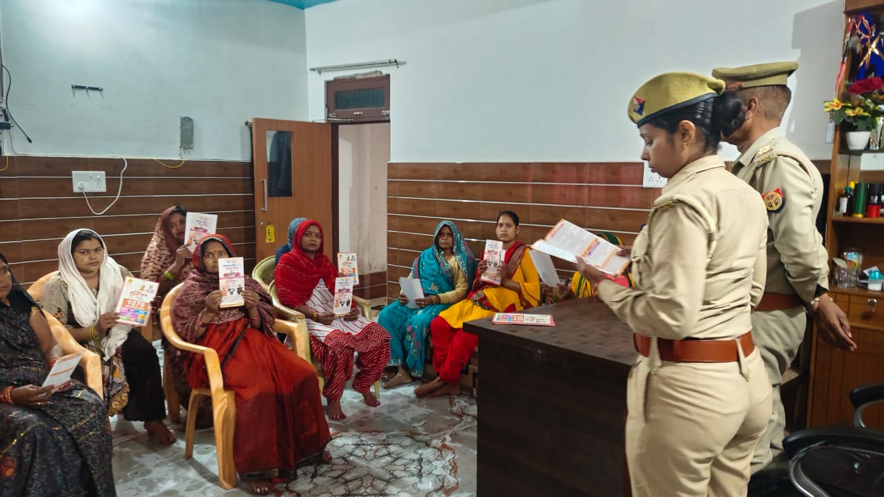 KASGANJ NEWS मिशन शक्ति के तहत कासगंज में नुक्कड़ सभा आयोजित, महिलाओं को सुरक्षा व हेल्पलाइन की दी गई जानकारी