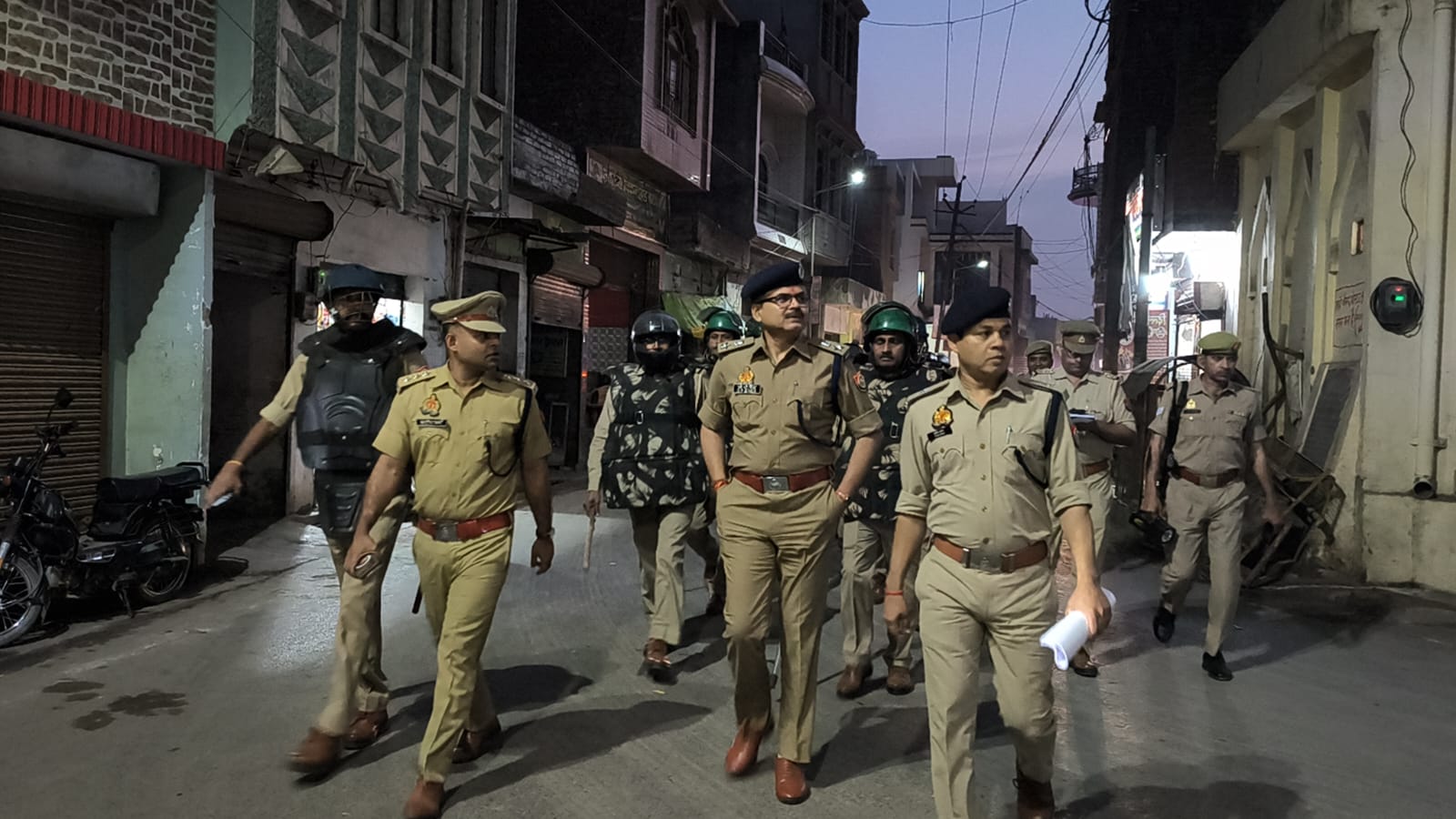 KASGANJ:ईद व नवरात्र को लेकर अलर्ट मोड में पुलिस,एसपी ने गंजडुंडवारा में पैदल गश्त कर परखी सुरक्षा व्यवस्था,सीसीटीवी एंगल में खामी देख मौके पर रुके-व्यापारियों को किया जागरूक 