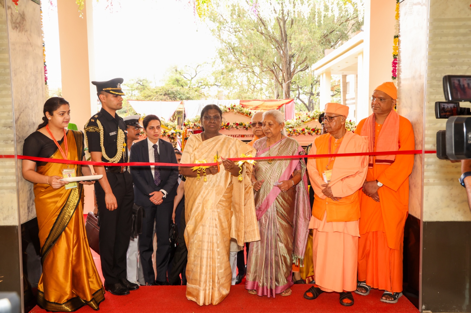 वृंदावन में राष्ट्रपति द्रौपदी मुर्मु ने किया कैंसर ब्लॉक का उद्घाटन