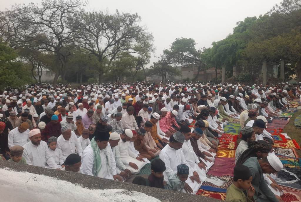 Bareilly News : ईद-उल-फितर पर मीरगंज में दिखी गंगा-जमुनी तहजीब, शांतिपूर्ण माहौल में अदा हुई नमाज