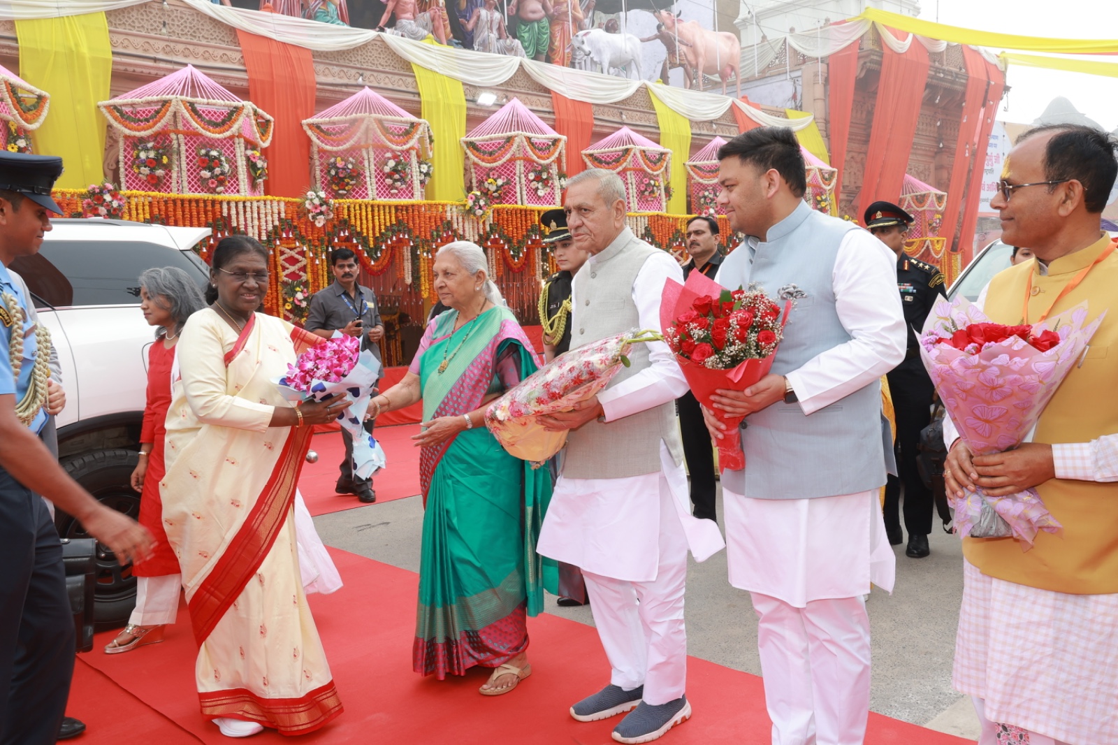 राष्ट्रपति ने मथुरा के श्री दानघाटी मंदिर में किए दर्शन, गोवर्धन परिक्रमा की