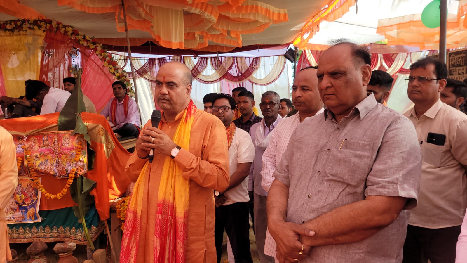 KASGANJ NEWS रमपुरा में श्रीमद्भागवत कथा के तीसरे दिन ध्रुव प्रसंग, भाजपा जिलाध्यक्ष नीरज शर्मा ने की आरती