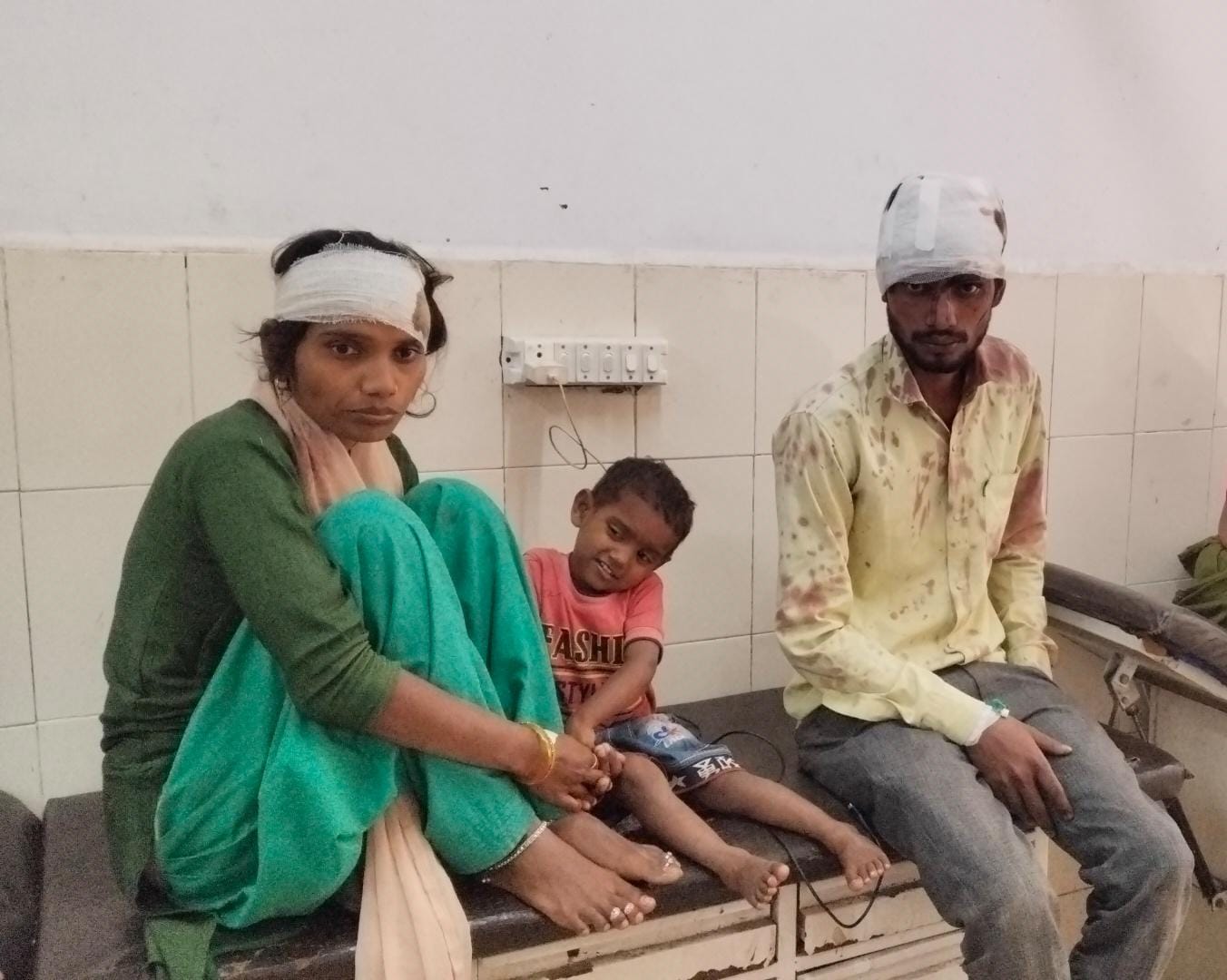 KASGANJ NEWS    पुरानी रंजिश में घर में घुसकर मारपीट, चार लोग घायल, जिला अस्पताल में भर्ती