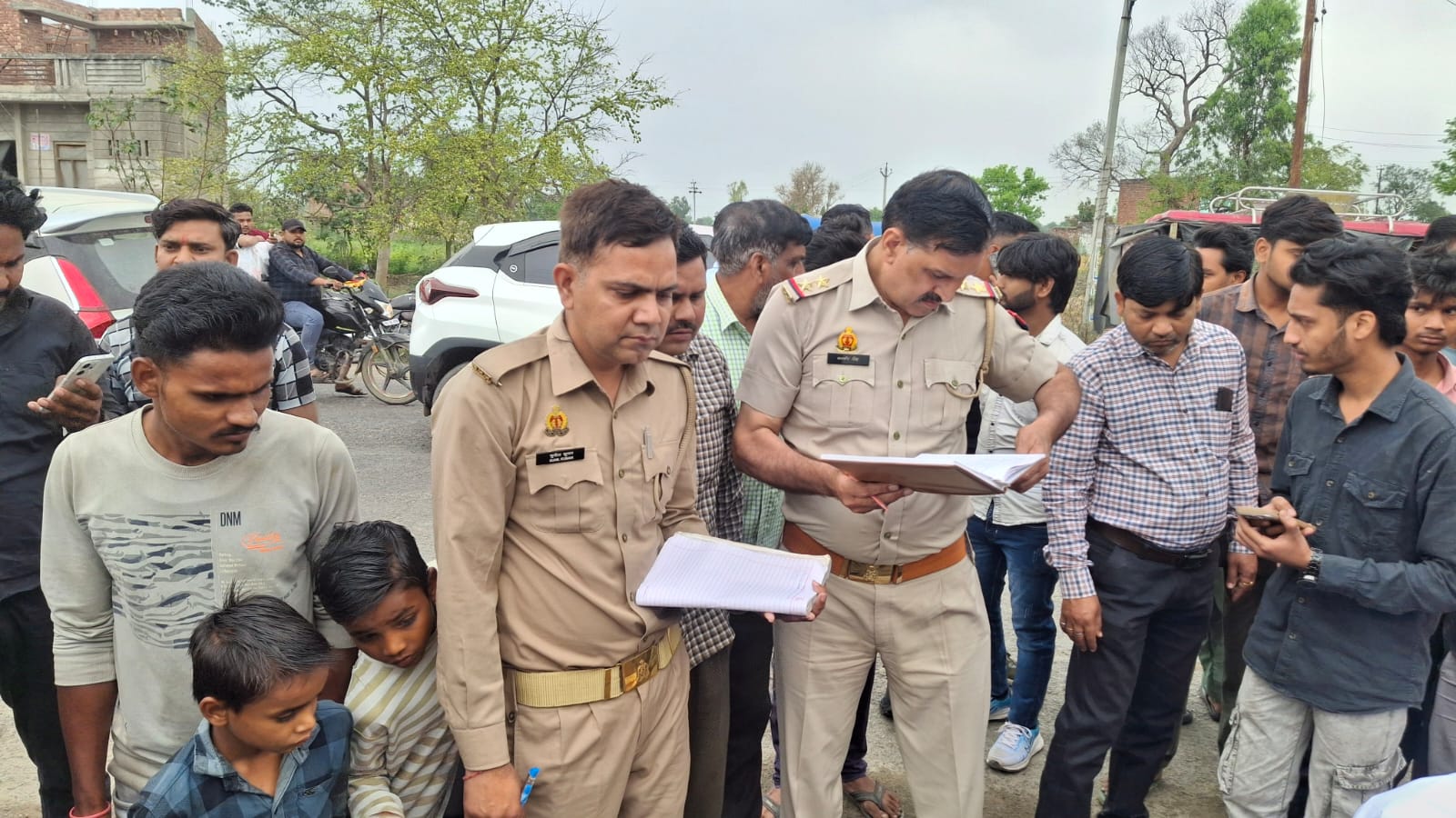 KASGANJ NEWS दो पहिया कट पर भीषण सड़क हादसा: डंपर की टक्कर से स्कूटी सवार दो युवक गंभीर घायल