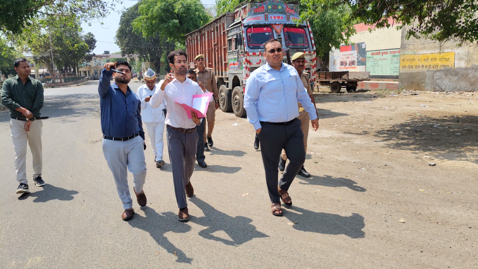 कासगंज मंडी में डीएम का औचक निरीक्षण अव्यवस्थाओं पर जताई नाराजगी, सुधार के सख्त निर्देश