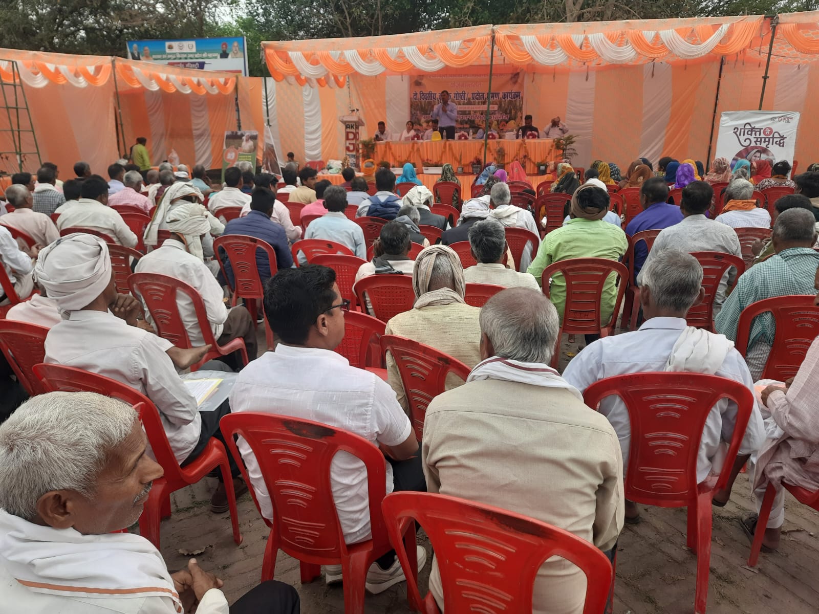 कासगंज के विकास भवन में गूँजी सरकार की उपलब्धियां, 9 वर्ष पूर्ण होने पर भव्य 'कृषक गोष्ठी' का हुआ आयोजन