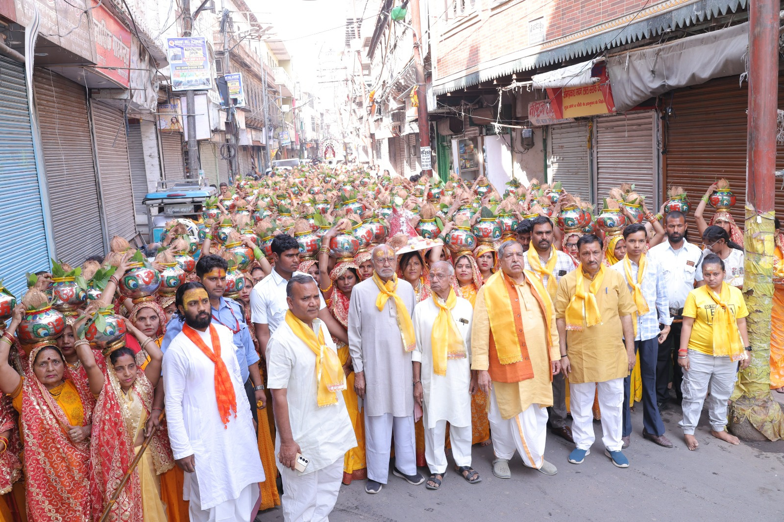 मथुरा में यमुना षष्ठी पर भव्य कलश शोभायात्रा निकली