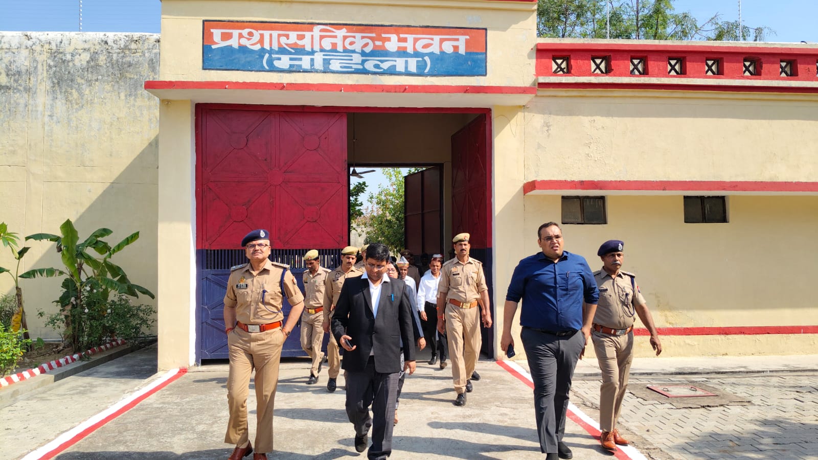 KASGANJ:जिला जज, डीएम व एसपी की सख्ती, जेल में बंदियों से संवाद,व्यवस्थाओं का लिया जायजा