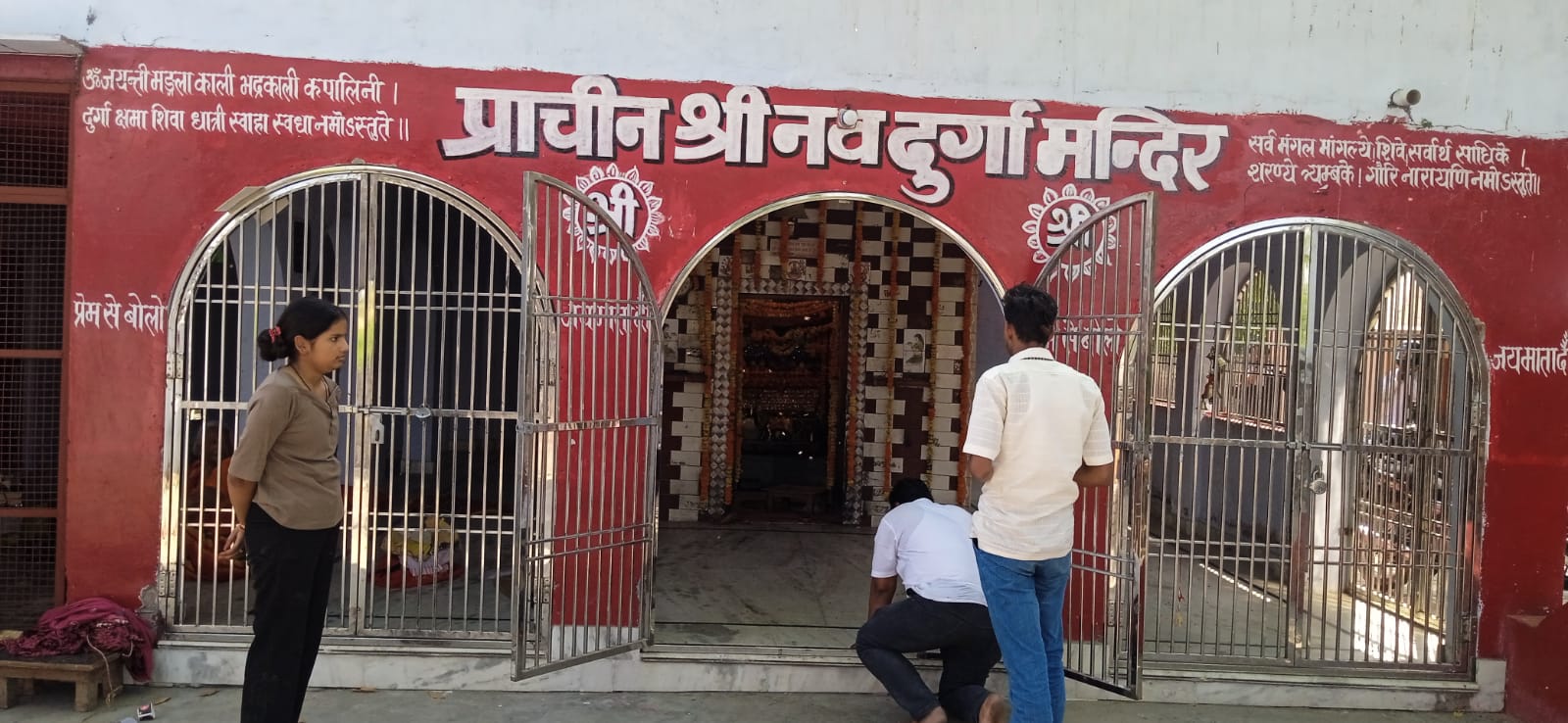 KASGANJ NEWS निजी ट्रांसफार्मर से जबरन कनेक्शन देने का आरोप, सोरों के जेई के खिलाफ नवदुर्गा मंदिर समिति का विरोध