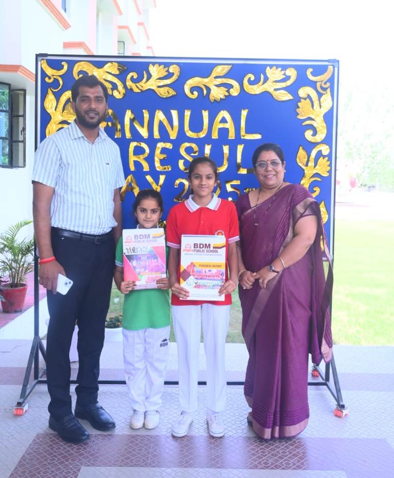 Bareilly News : रिपोर्ट कार्ड वितरण के साथ बी डी एम पब्लिक स्कूल में प्रतिभाओं को मिला मंच, छात्रों का हुआ सम्मान