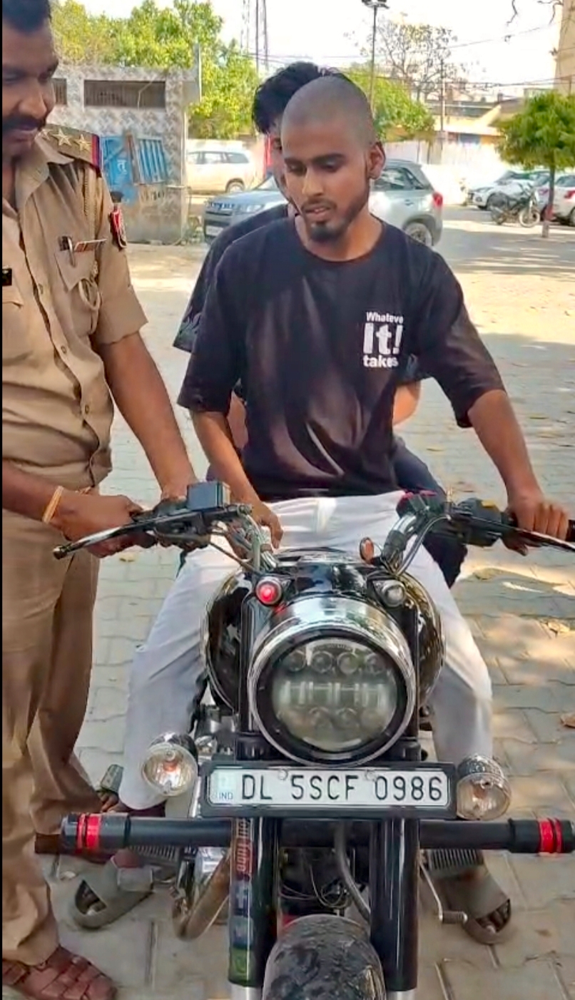 KASGANJ:पटाखे फोड़ बुलेट चलाकर भौकाल मचाने वालों की आई शामत! पटियाली सीओ संदीप वर्मा का सख्त एक्शन,बाइक सीज