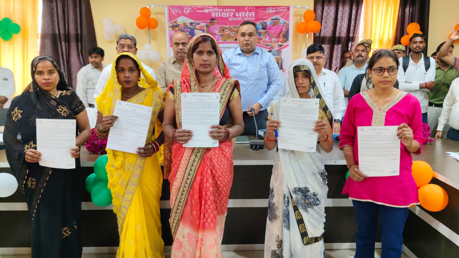 KASGANJ:38 नियुक्ति पत्र व 25 स्मार्टफोन वितरण और 27 आंगनबाड़ी केंद्रों के लोकार्पण से सशक्तिकरण की नई पहल