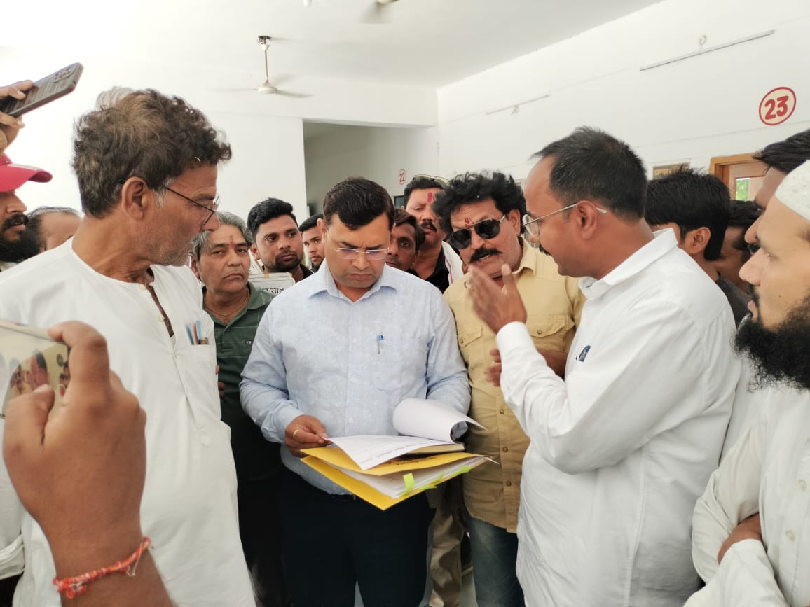 KASGANJ NEWS कासगंज में निजी स्कूलों की मनमानी के खिलाफ बढ़ा विरोध, अभिभावकों को राहत दिलाने की मांग तेज