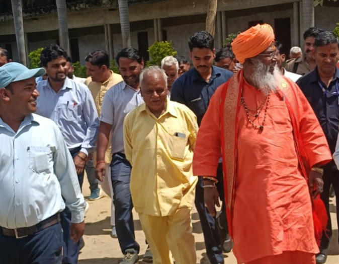 सिढ़पुरा में सांसद सच्चिदानंद हरिसाक्षी महाराज का हुआ आगमन: छात्रो को किए  बैग वितरित, शिक्षा की गुणवत्ता पर दिया जोर