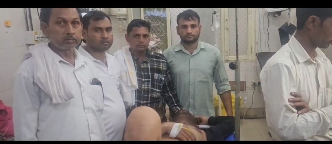 KASGANJ NEWS कोर्ट से लौट रहे युवक पर चाकू से जानलेवा हमला, ससुराल पक्ष पर आरोप