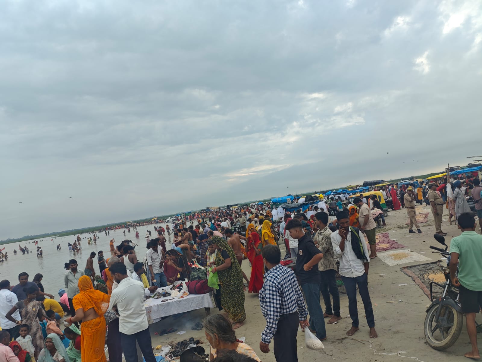 KASGANJ NEWS पूर्णिमा-हनुमान जयंती पर सोरों में आस्था का सैलाब, हरि की पैड़ी और लहरा गंगा घाट पर श्रद्धालुओं की उमड़ी भीड़