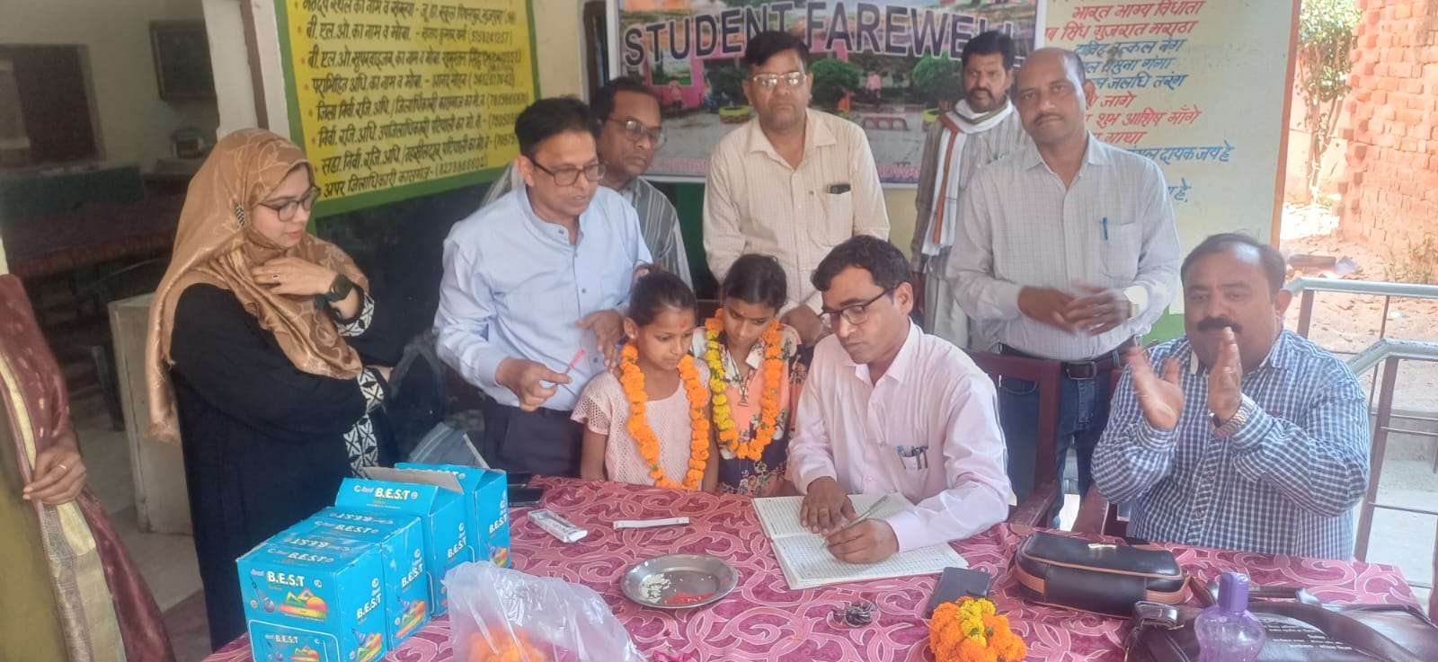 KASGANJ:उच्च प्राथमिक विद्यालय पिथनपुर भुजपुरा में नवारंभ दिवस धूमधाम से मनाया गया, ‘स्कूल चलो अभियान’ रैली के साथ कक्षा 8 के छात्रों को दी भावभीनी विदाई