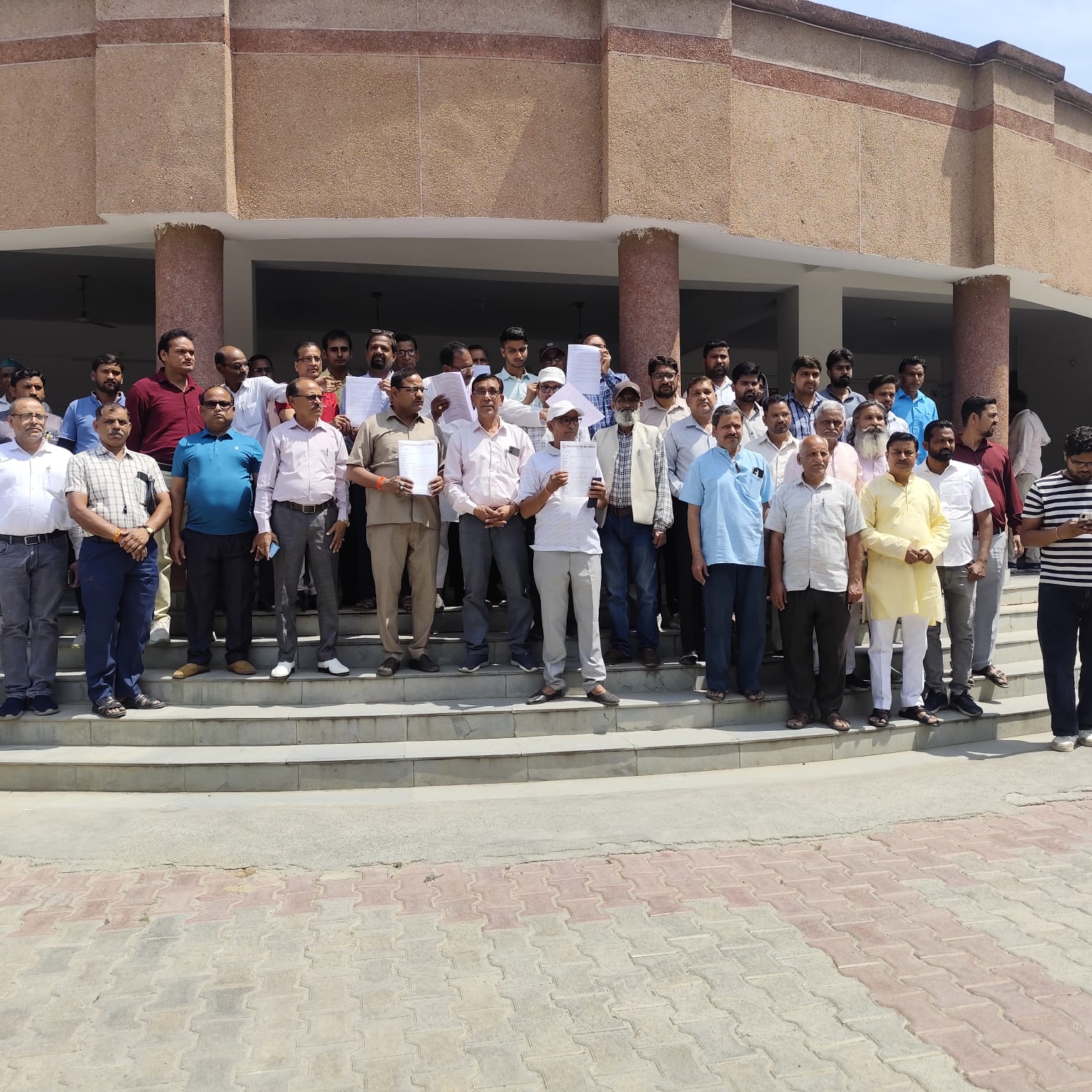 KASGANJ NEWS एनसीईआरटी पुस्तकों की अनिवार्यता पर निजी स्कूलों का विरोध, डीएम को सौंपा ज्ञापन