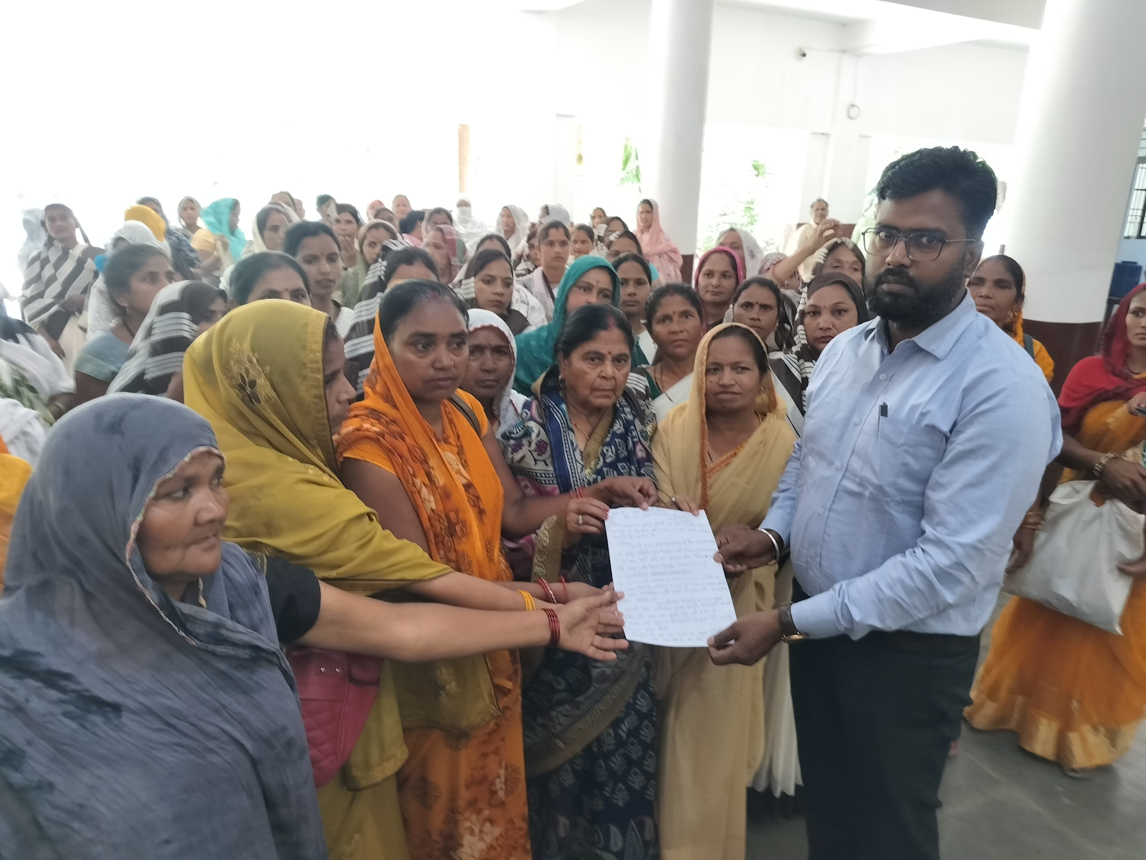 KASGANJ NEWS बकाया मानदेय को लेकर आशा व आशा संगिनी का प्रदर्शन, कार्य बहिष्कार की चेतावनी