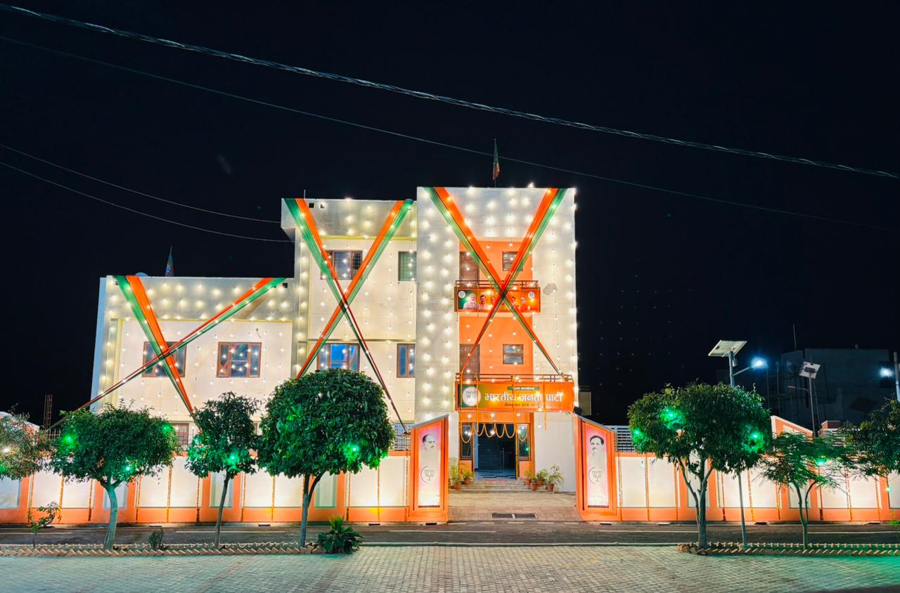 Badaun News : 47वें स्थापना दिवस पर सजा भाजपा कार्यालय