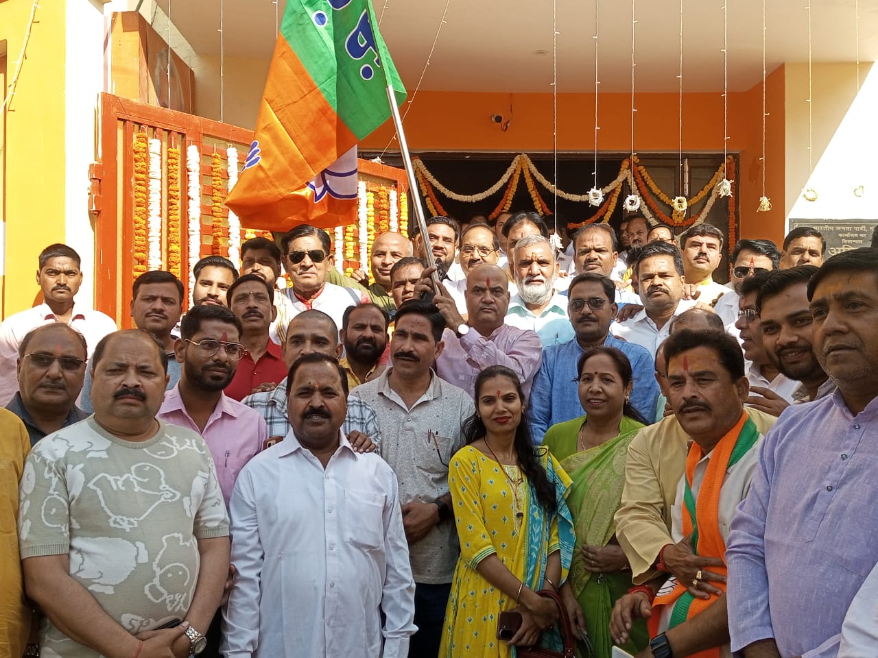 KASGANJ NEWS सिद्धांतों और संगठनात्मक मजबूती के आधार पर देश की राजनीति में भाजपा का विशेष योगदान-नीरज शर्मा, भाजपाईयो ने 47वां स्थापना दिवस उत्साहपूर्वक मनाया गया