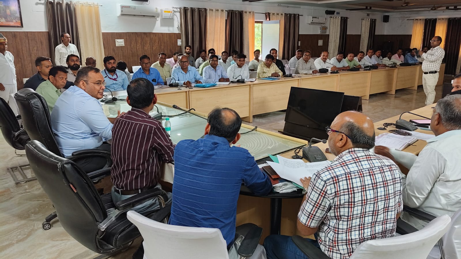 KASGANJ: गेहूँ खरीद को लेकर डीएम सख्त, लक्ष्य के अनुरूप तेजी लाने के निर्देश