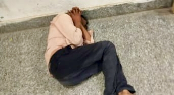 मानवता को झकझोर देने वाला दर्दनाक मंजर: वायरल वीडियो मे कासगंज जिला अस्पताल के गेट पर तड़पता दिखा मरीज, स्वास्थ्य व्यवस्था की संवेदनहीनता उजागर