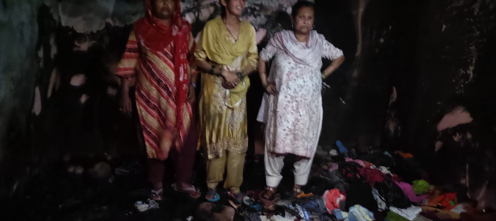 KASGANJ NEWS कासगंज में शॉर्ट सर्किट से लगी आग, नूर मोहम्मद का घर जलकर खाक