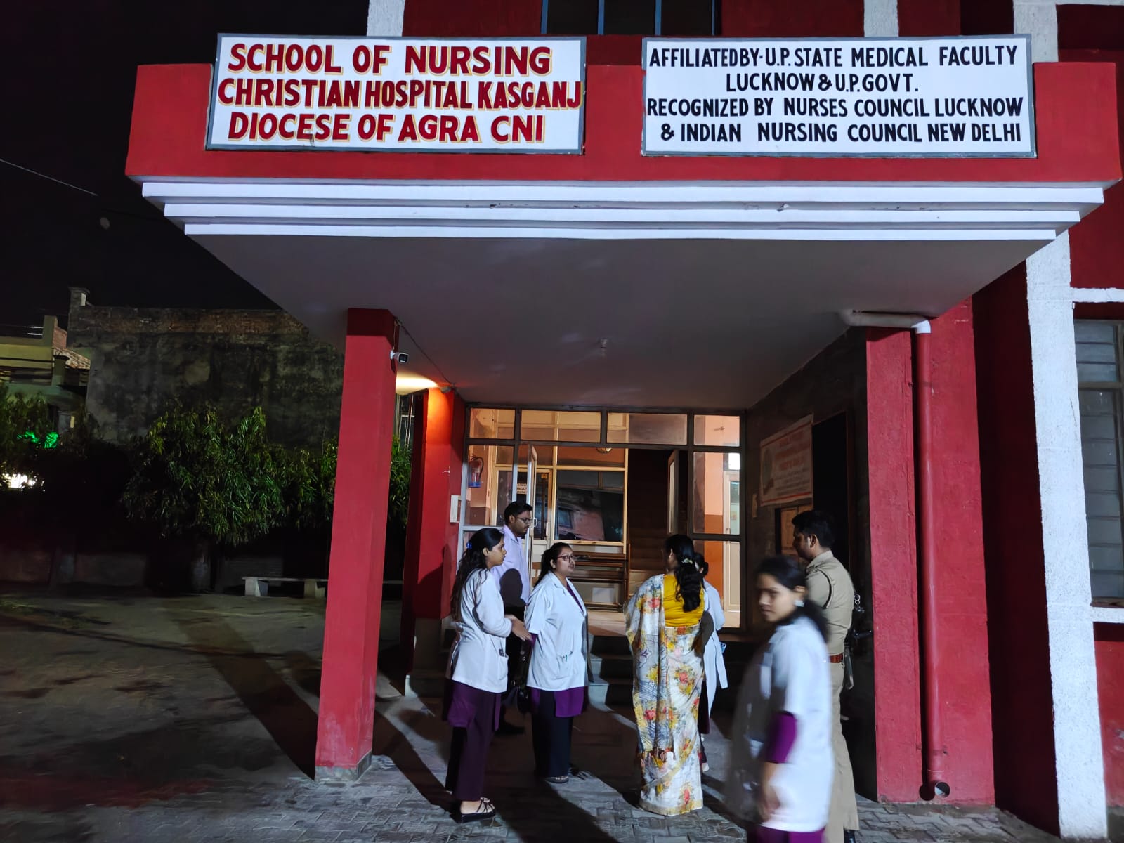 KASGANJ NEWS क्रिश्चियन हॉस्पिटल नर्सिंग कॉलेज में सनातन धर्म की छात्राओं के शोषण का आरोप, महिला आयोग सदस्य रेनू गौड़ ने जताई नाराजगी, कोतवाल, और एएसपी को दिये सुरक्षा बढ़ाने के निर्देश 