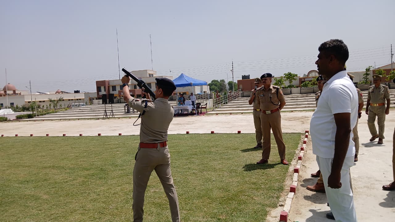 KASGANJ: बलवा ड्रिल अभ्यास में गूंजी गोलियों की तड़तड़ाहट, अलर्ट मोड में दिखे पुलिसकर्मी