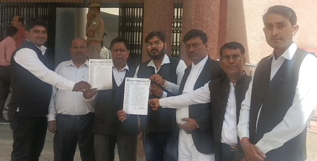 KASGANJ NEWS कासगंज में अधिवक्ताओं का विरोध, चैंबर निर्माण की मांग तेज, जिला प्रभारी मंत्री को सौपा मांग पत्र
